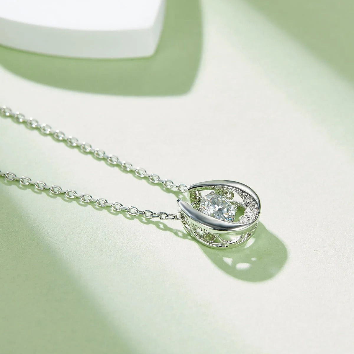 Collier Dansant - L'art du bijou en mouvement